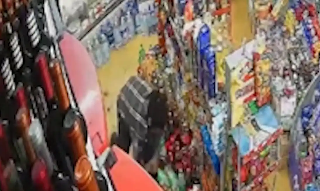 Durante la pelea, que duró alrededor de un minuto, el delincuente perdió una zapatilla en el local.