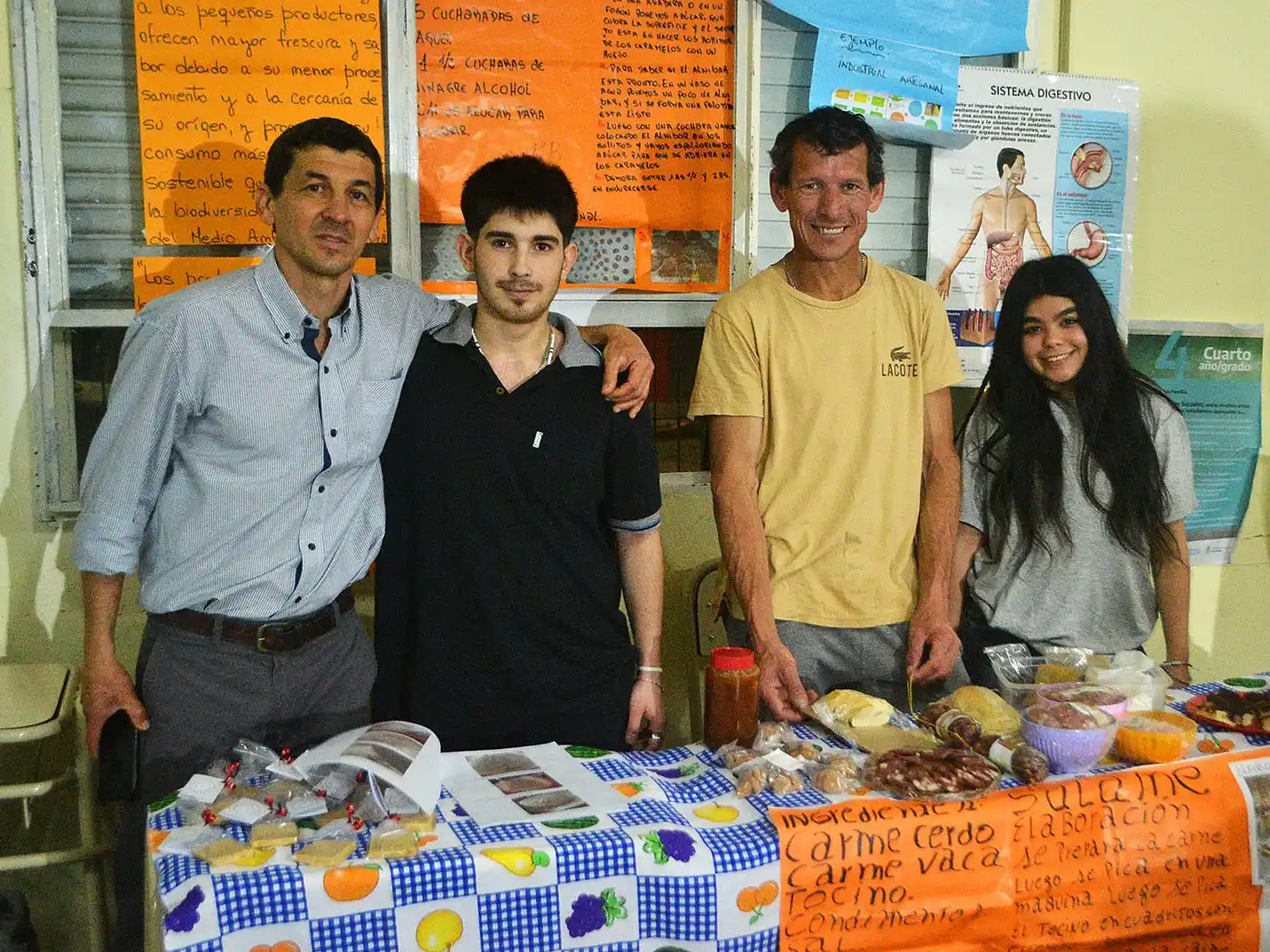 La ESJA N° 2 “Roberto Epele” realizó una feria de emprendimientos con gran participación estudiantil