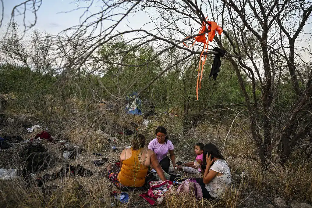 CONSTRUIR UN MURO Y MÁS MILITARES EN LA FRONTERA: lo que busca Greg Abbott con la declaratoria de “invasión”