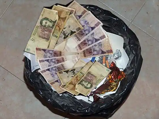 Basavilbaso: por error, tiró una suma importante de dinero a la basura 