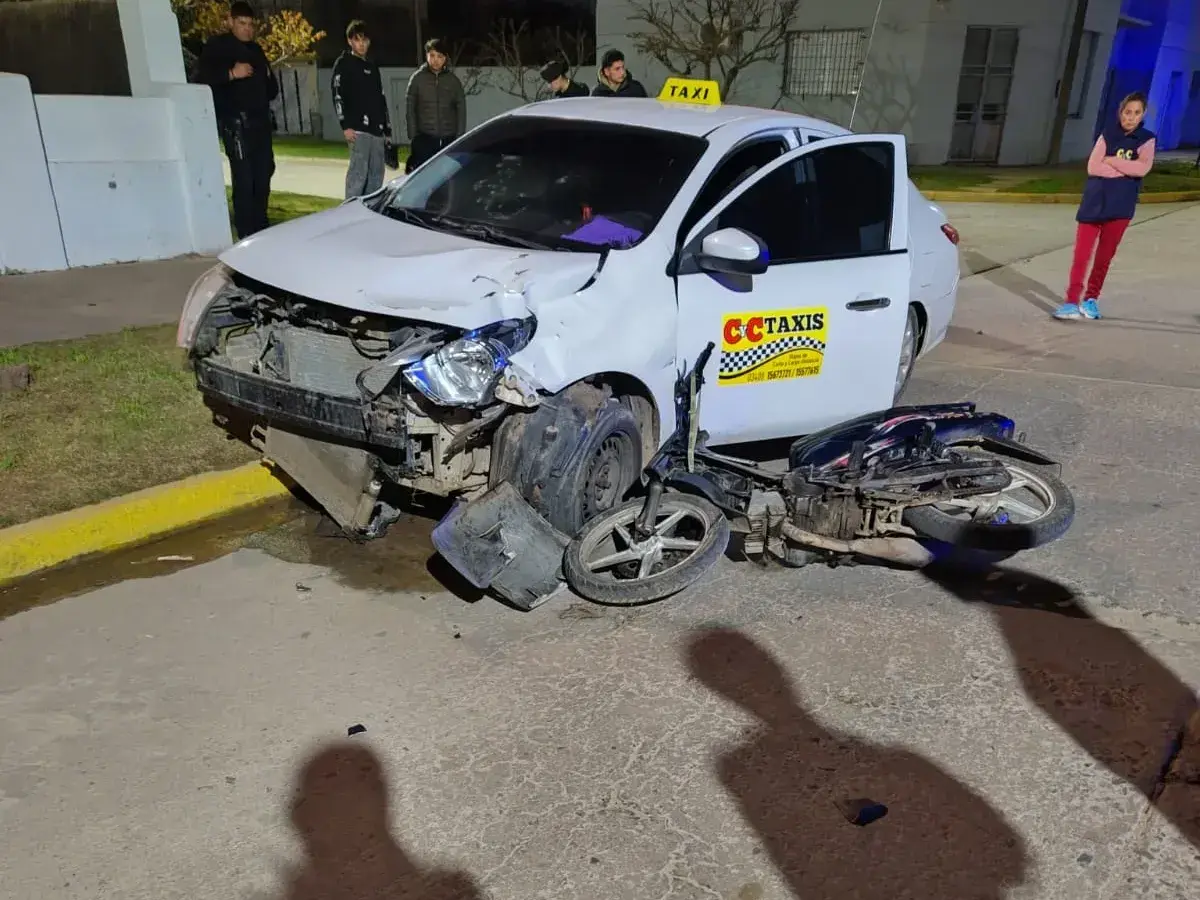 Dos adolescentes sufrieron heridas graves tras un choque entre un taxi y una moto