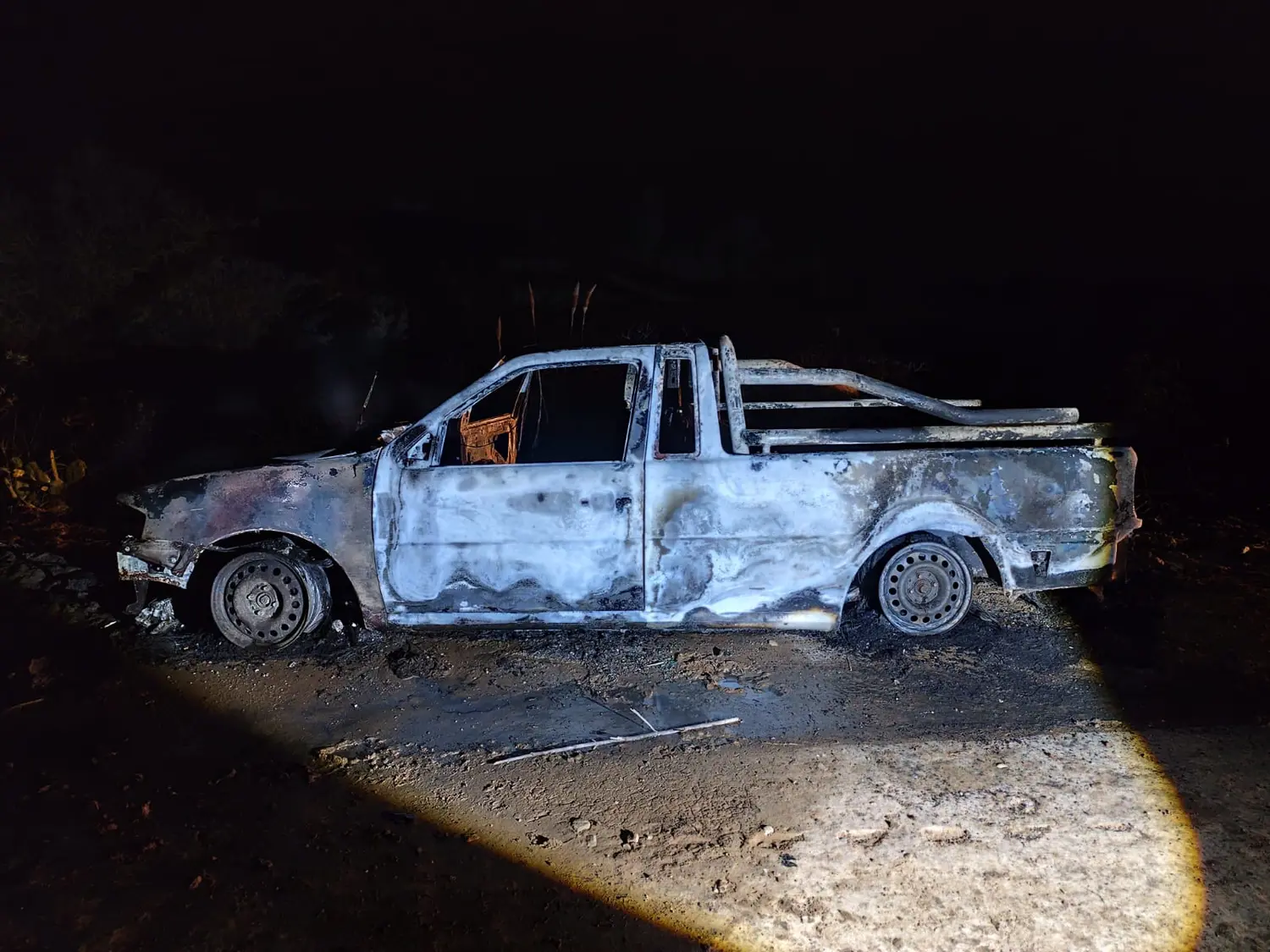 Robaron una camioneta del frente de su casa y la incendiaron intencionalmente