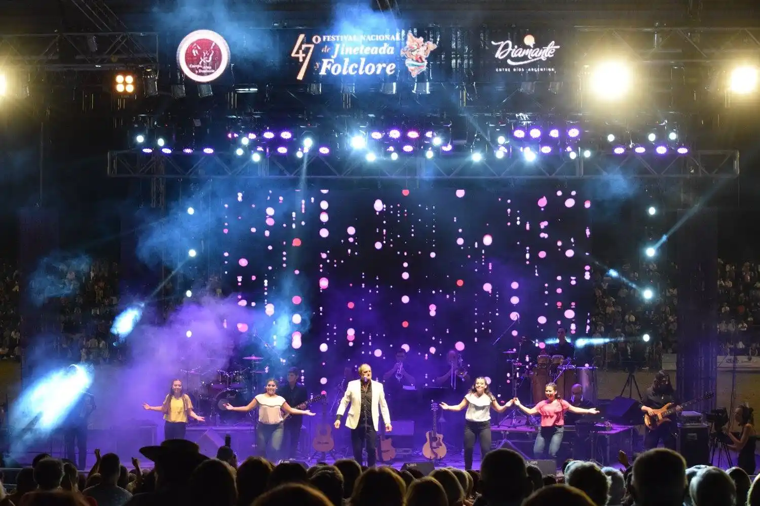 Rubén Giménez abrió la última noche de espectáculos sobre el escenario Carlos Santa María