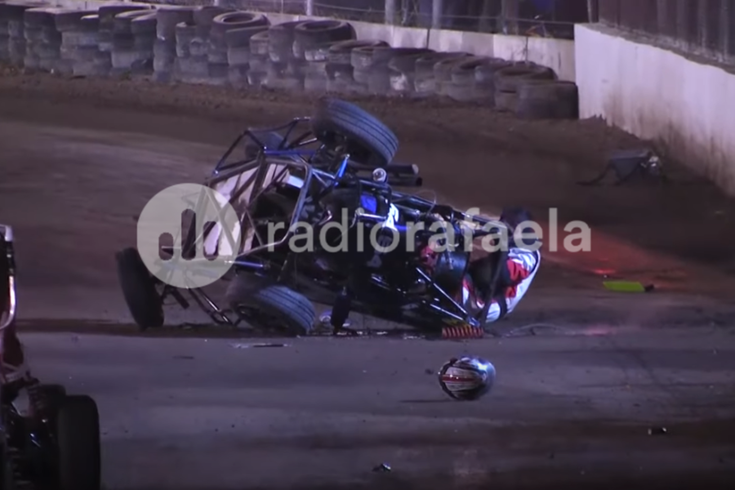 VIDEO | Gravísimo accidente en Midgets Litoral: volcó el vehículo y el casco salió volando