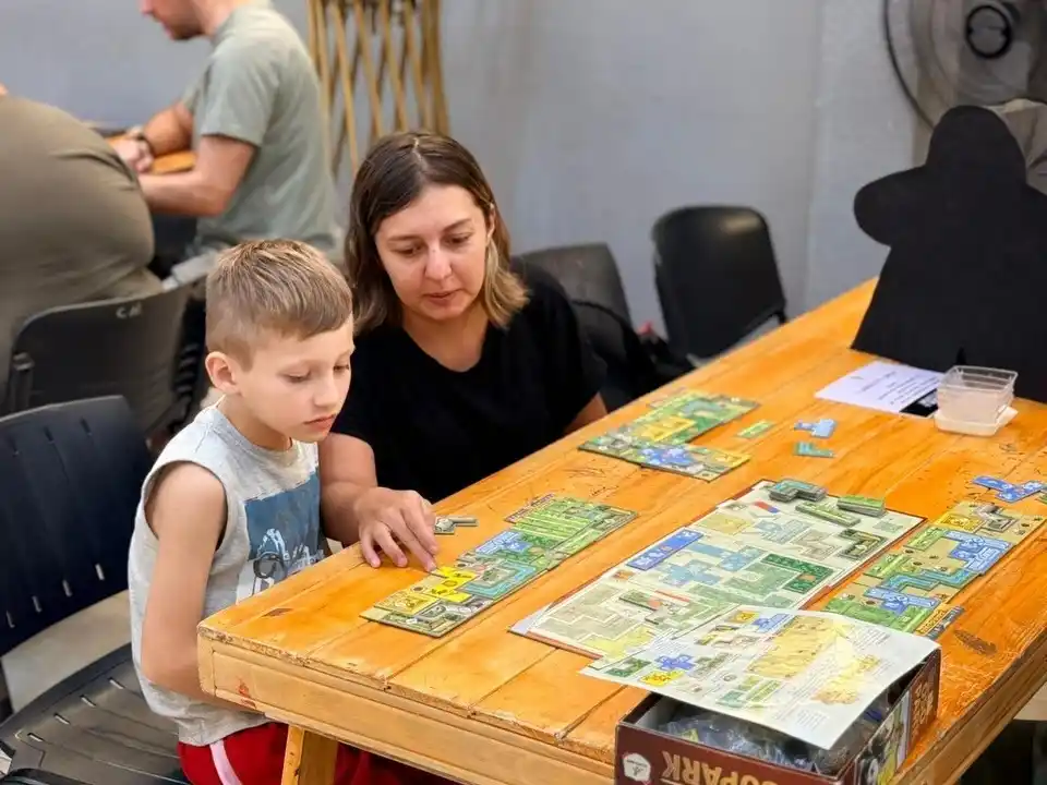 Entre dados, cartas y tableros, grandes y chicos pusieron en práctica habilidades fundamentales. Foto: MVT