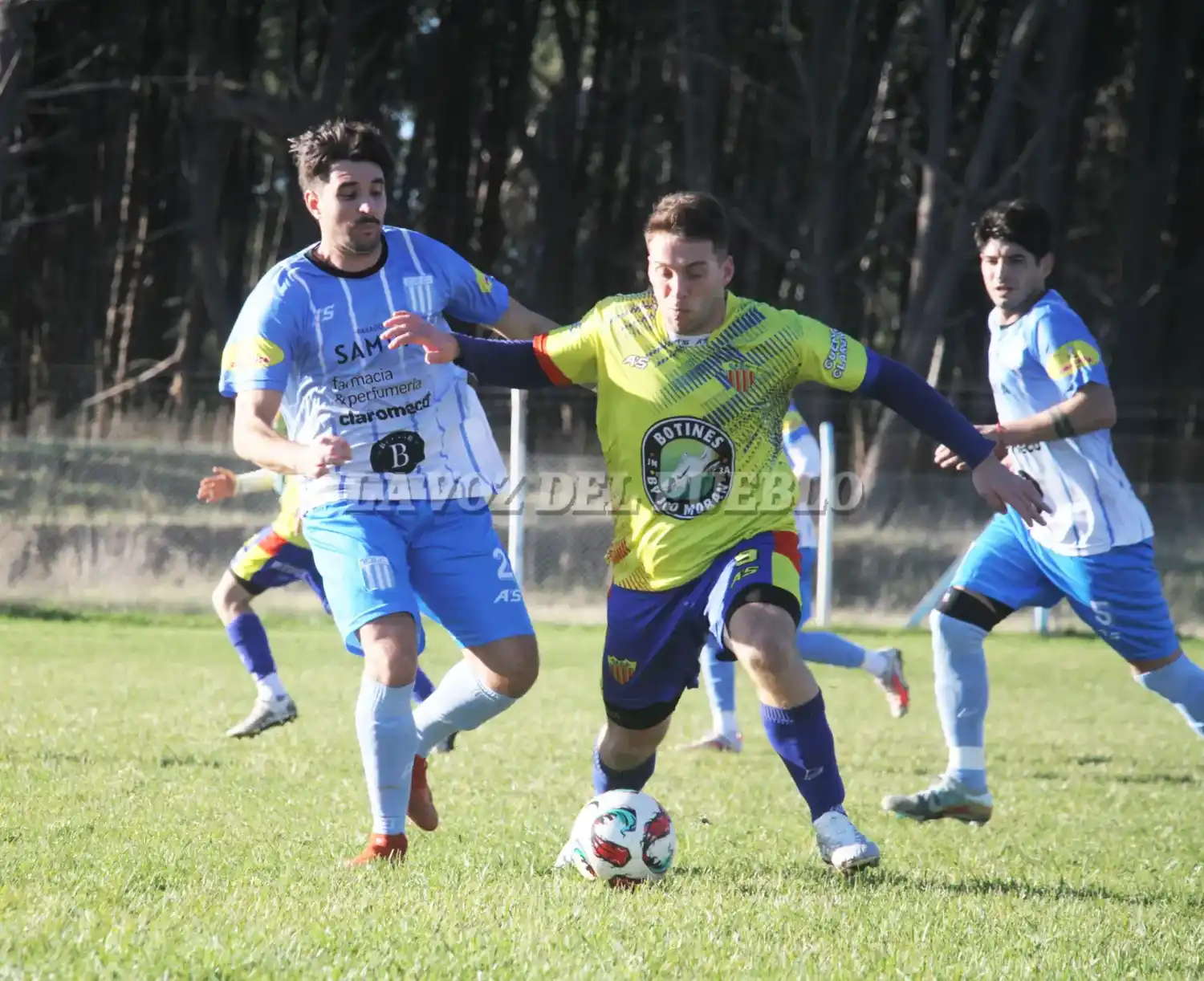 Agustín Urban, autor de uno de los tantos de Unión controla el balón ante la marca claromequense
