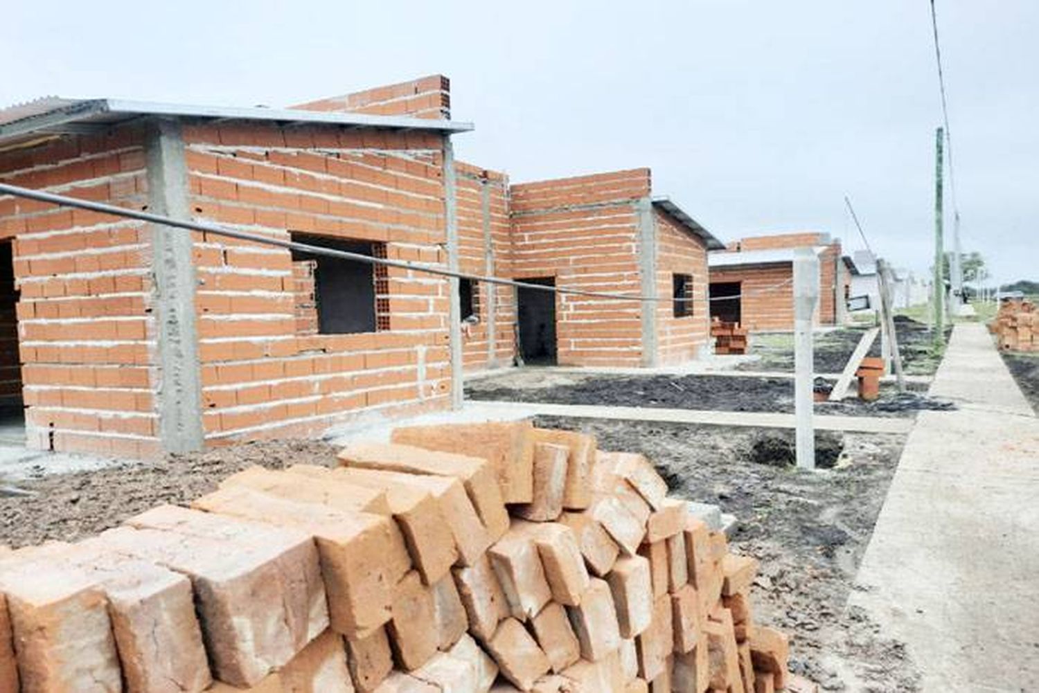 Con recursos provinciales reanudaron  la construcción de viviendas en dos localidades entrerrianas