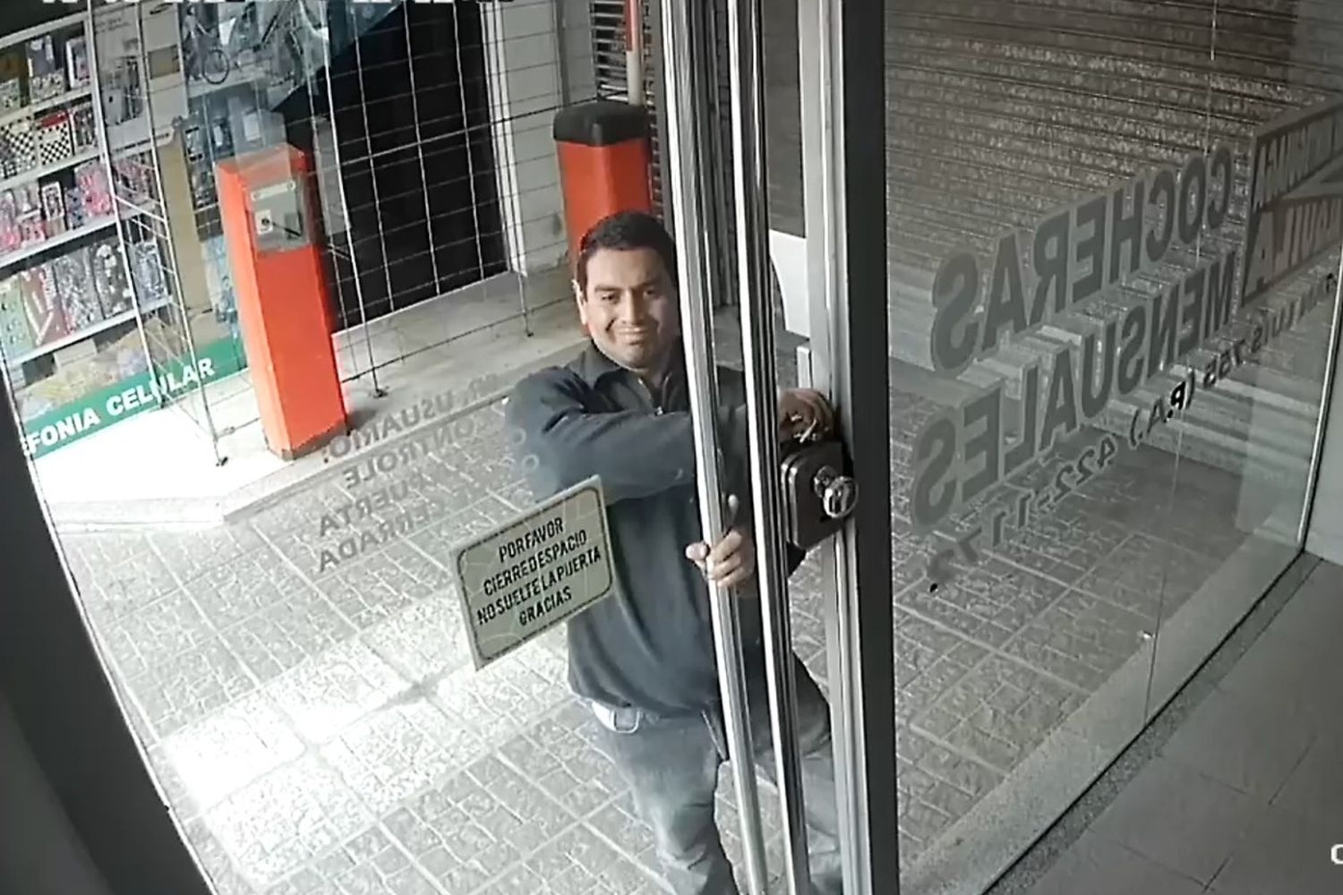 Robó en un edificio céntrico 3 veces en una semana y quedó filmado: aún no lo detuvieron