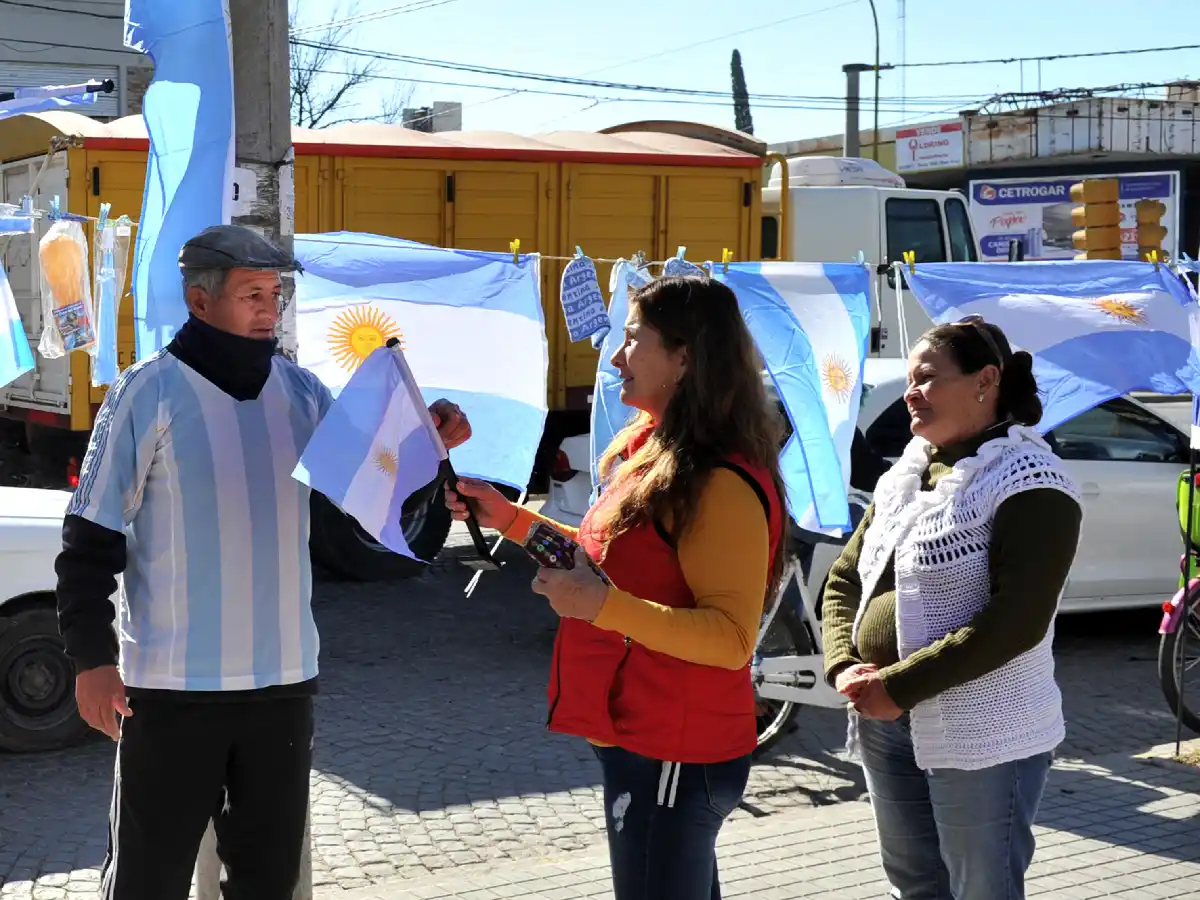 Gorro, bandera y vincha, todo para alentar a la Selección 
