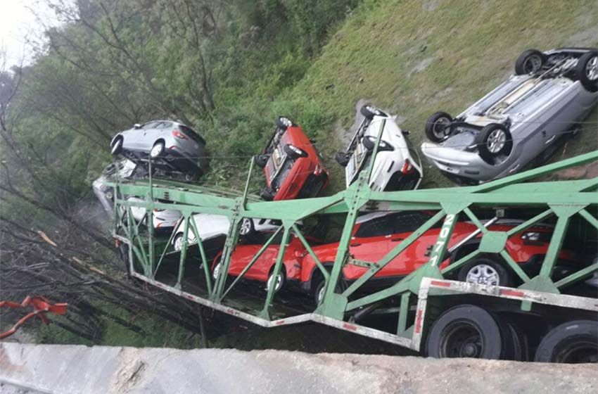 Un camión que transportaba vehículos chocó y cayó por un puente