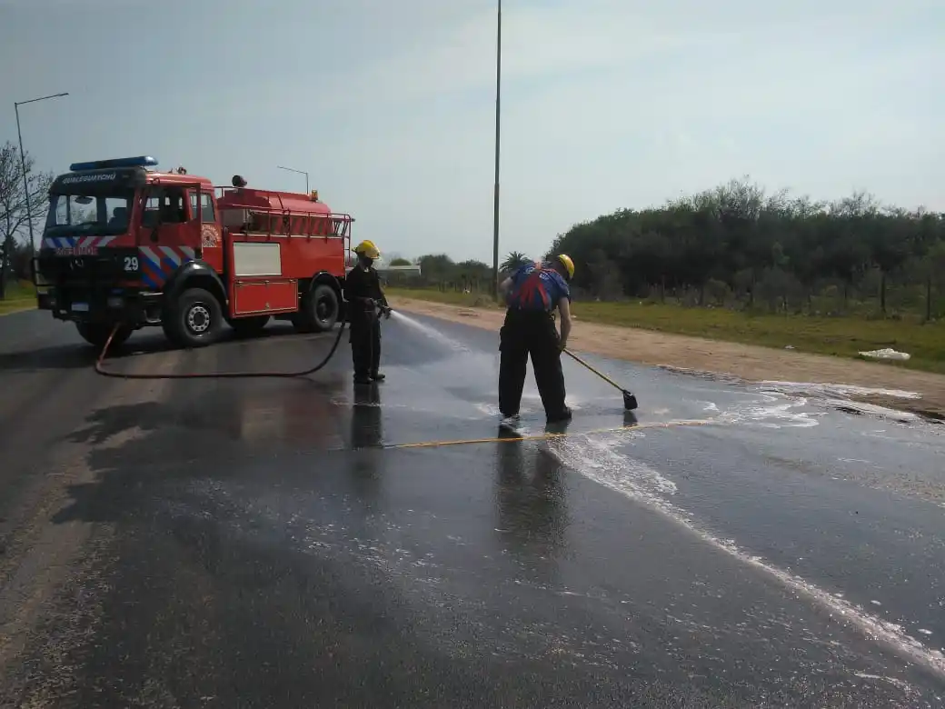 Bomberos limpiaron un derrame de aceite en el Acceso Sur de la ciudad