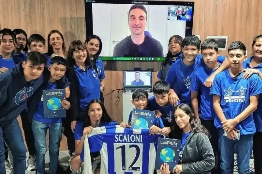La historia de los jóvenes santafesinos que lograron entrevistar a Scaloni y se ilusionan con Messi