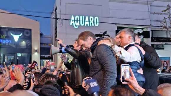 Megáfono en mano y por Güemes, Milei pidió “no volver al pasado”