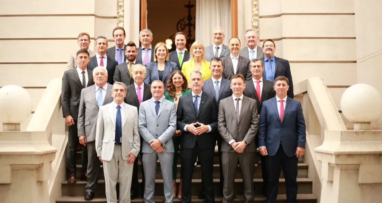 Electos y reelectos. Los senadores de los 19 departamentos, junto a la vicegobernadora Gisela Scaglia y su antecesora Alejandra Rodenas. También, los ministros de Obras Públicas, Lisandro Enrico y de Gobierno, Fabián Bastia.