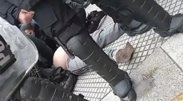 "Lo agarraron, lo arrastraron, lo asfixiaron con la pierna", dijo un testigo.