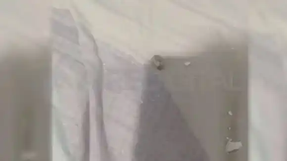 Una bala perdida perforó un techo y cayó en la cama de una casa de Guadalupe oeste