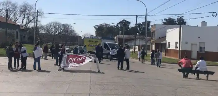 Corte de calle y abrazo simbólico al neuropsiquiátrico