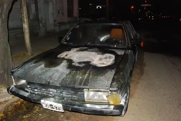Un auto se incendió cuando su dueño lo estacionaba