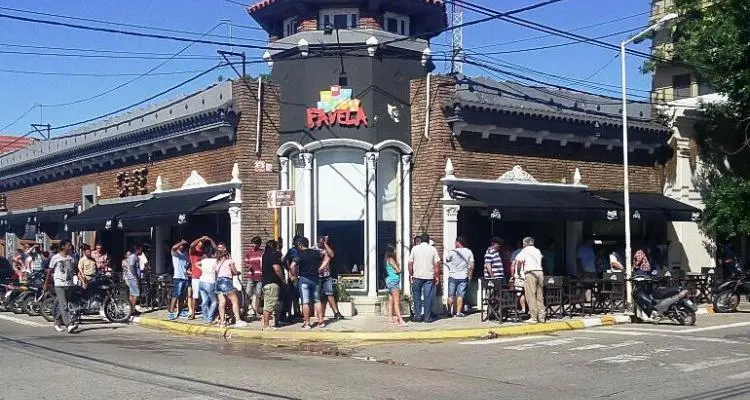 Más de dos cuadras de cola en el Banco Provincia tras depósito a los municipales