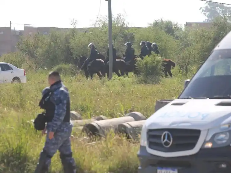 Hallaron una valija y ropa quemada en el barrio Emerenciano e investigan si son de Cecilia