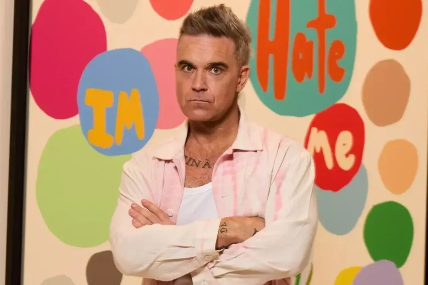 Robbie Williams estrena exposición en Barcelona: "con la pintura he conseguido que mi neurosis duela menos"