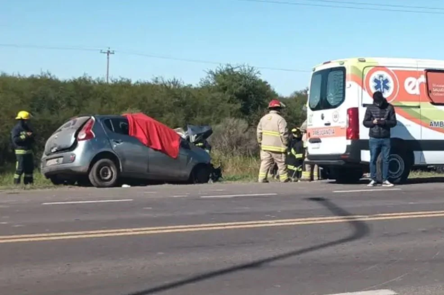 En el lugar del accidente trabajaron intensamente los bomberos voluntarios, la policía, y ambulancias.