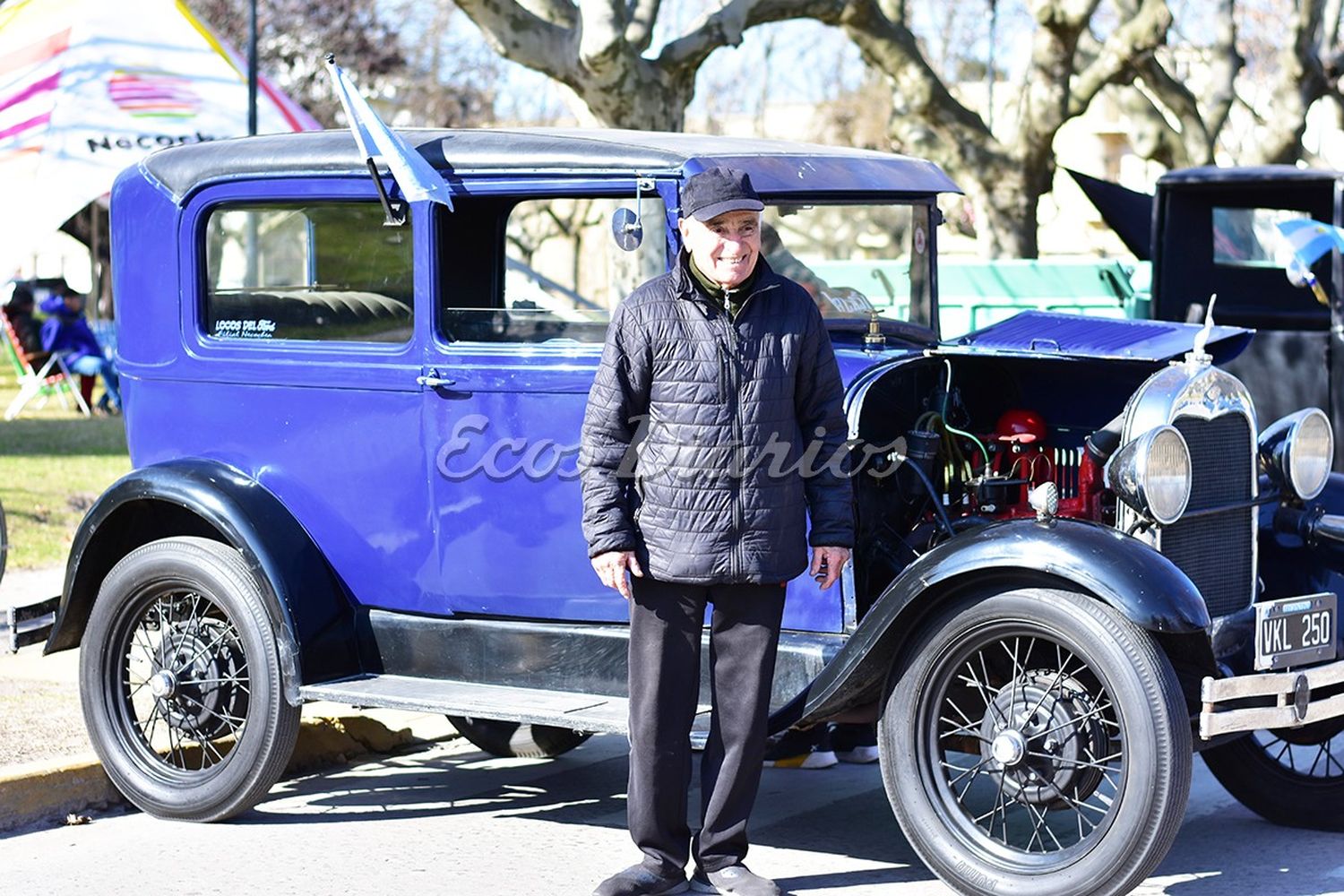 Atilio Cela posa junto a su vehículo