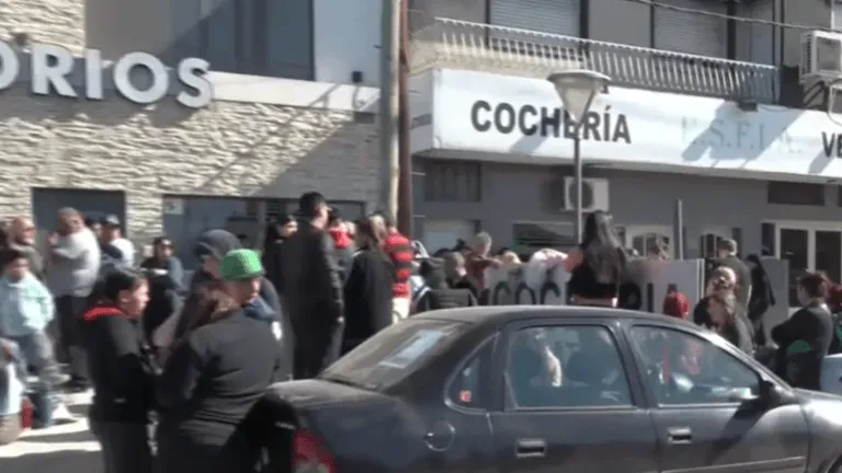 Dolor en el velorio de Brenda y Morena: se descompensó la abuela de las dos jóvenes asesinadas y la madre de una de las víctimas
