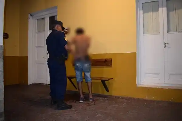 Sustrajo un stereo y al ser detenido amenazaba con apuñalar a un policía