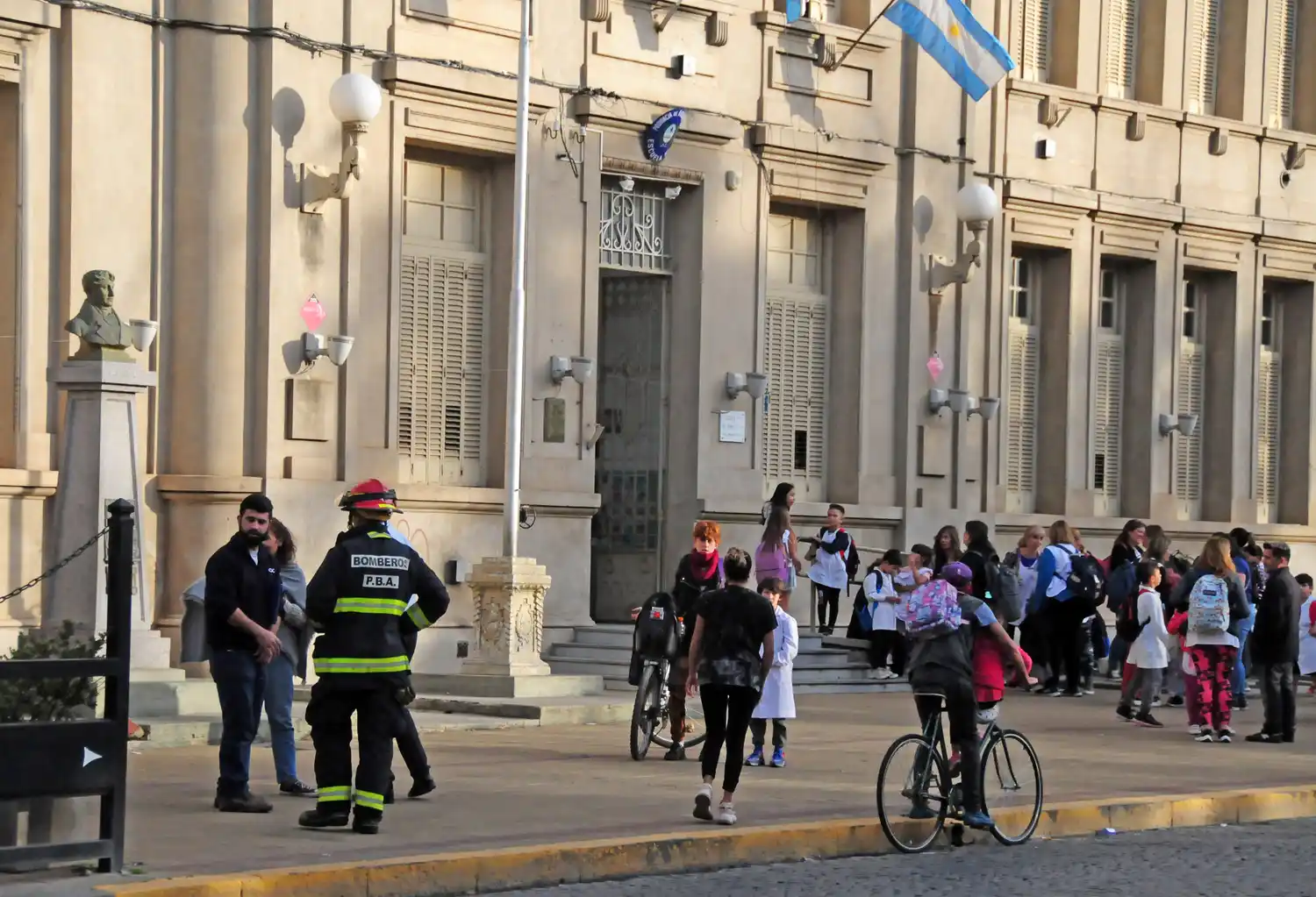 Alumnos y personal de la escuela debió retirarse del establecimiento.