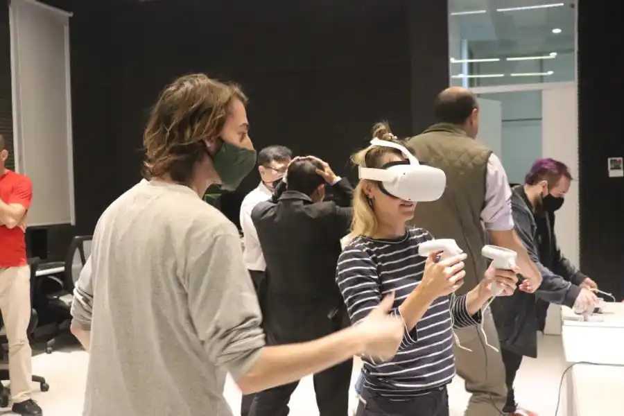 Experiencias inmersivas y de realidad virtual para industrias 4.0 desarrolladas por UNRaf fueron probadas por una comitiva japonesa