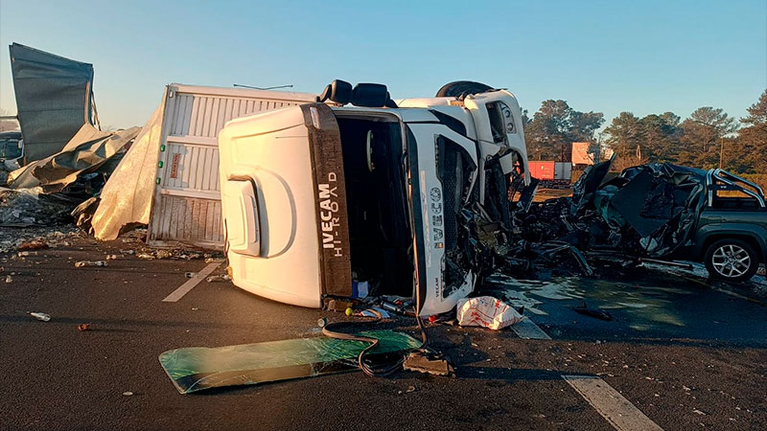 Fatal accidente: camión se cruzó de carril y chocó de frente contra camioneta