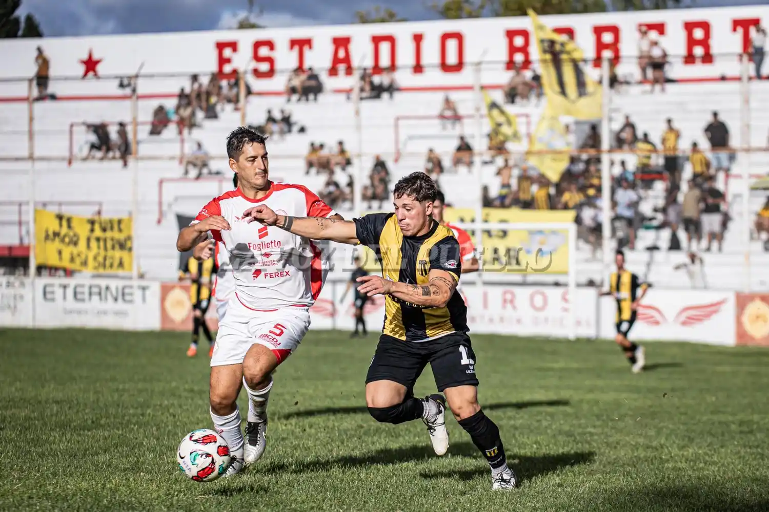 Luchado. Huracán y El Nacional jugaron con mucha entrega pero se olvidaron los goles