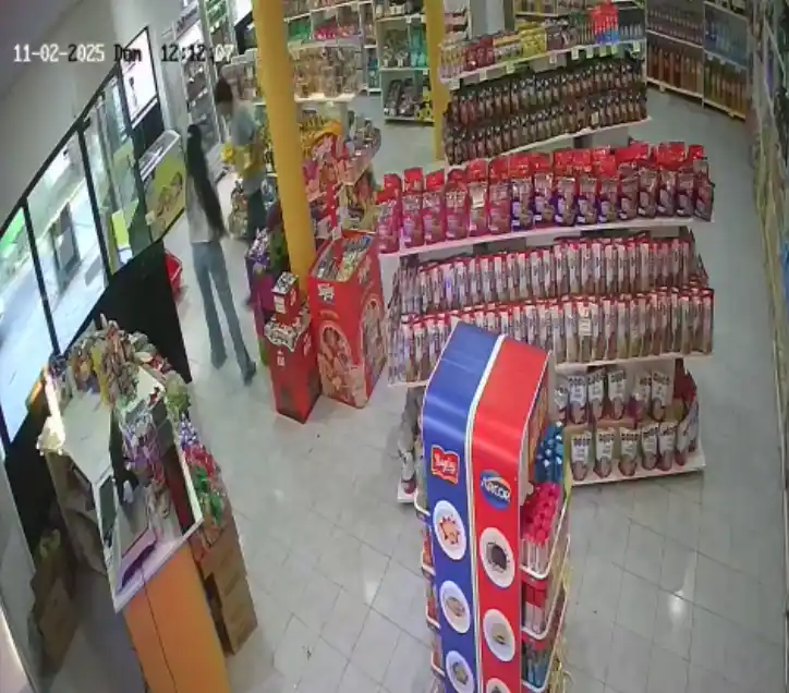 El momento que el sujeto intenta robar el chocolate y forcejea con la empleada.