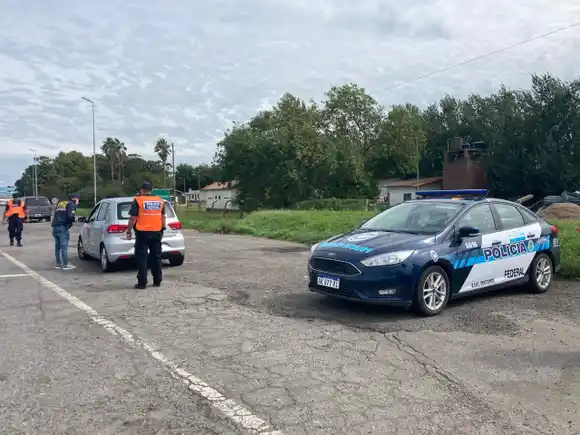 La Policía Federal realizó controles vehiculares y de personas en los accesos a Chascomús y Dolores