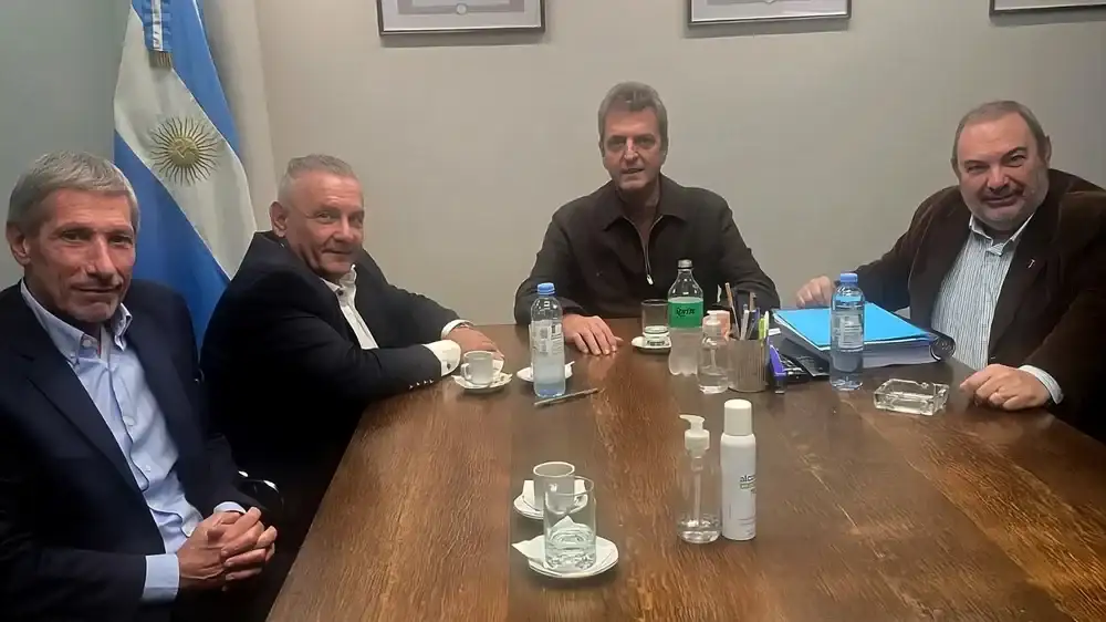Sergio Massa junto a autoridades del Colegio de Martilleros de la provincia de Buenos Aires