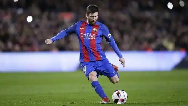 Barcelona, con una nueva genialidad de Messi, avanza en la Copa