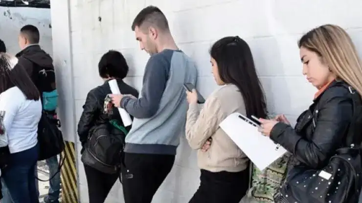 De acuerdo con el relevamiento, el 30,2% de los jóvenes tiene un empleo regular. Sin embargo, dentro de ese grupo apenas el 14,2% accede a un trabajo pleno de derechos, mientras que otro 16% se desempeña en condiciones precarias.