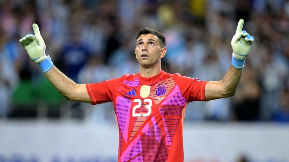 El arquero marplatense agiganta su figura en el fútbol mundial.
