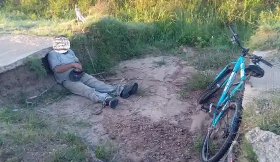 Volvía de una despedida, se cayó y lo encontraron tirado al amanecer