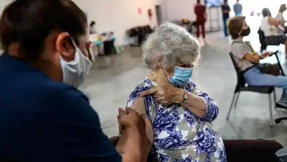 La tercera dosis de la vacuna de Pfizer contra Covid tiene efectividad en mayores de 60 años