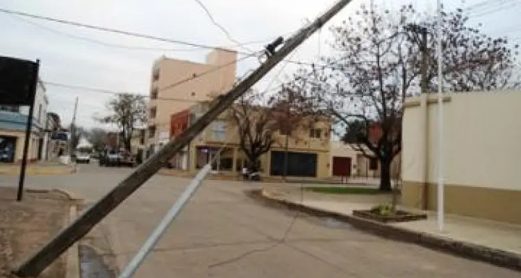Preocupación por la caída de un poste de teléfono