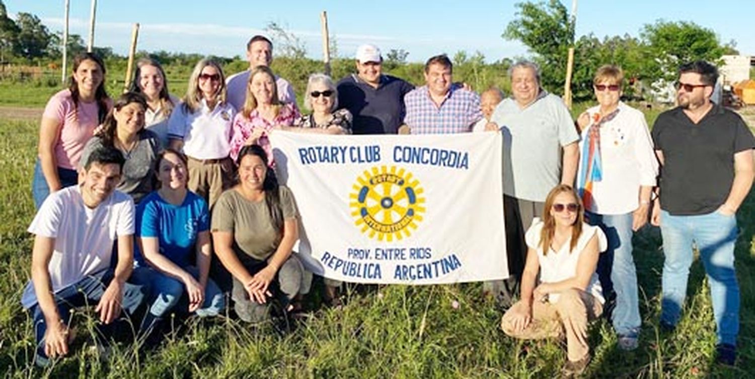 El Rotary Club Concordia y alumnos de la escuela Francisco Ramírez plantaron árboles en Los Charrúas