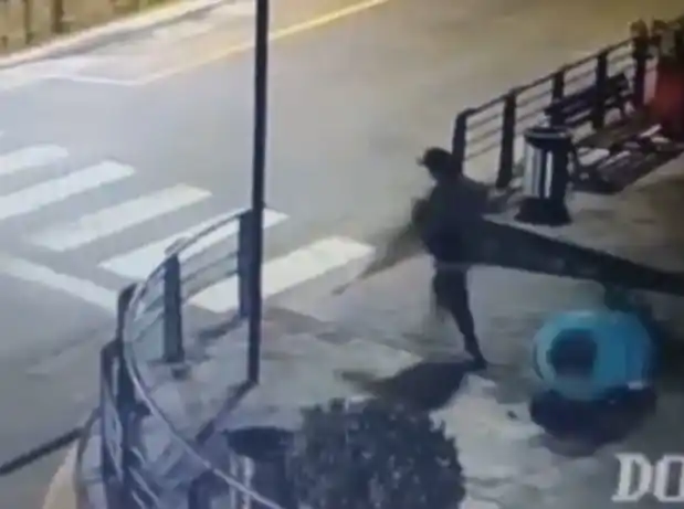 De locos: Un hombre rompió macetas y tachos del centro de Villa Gesell durante 6 cuadras