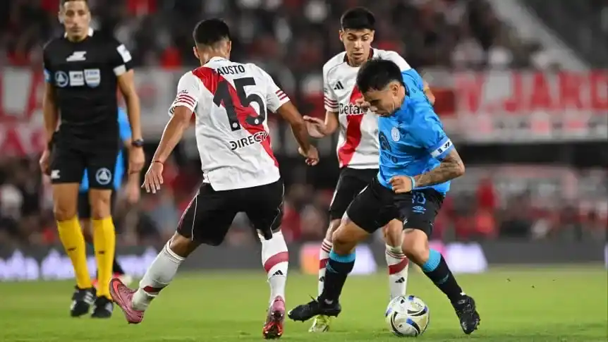 Zelarayán, marcado por Vera y Galván, en el último River vs. Belgrano. En abril, el Millo de Coudet ganó 3-0. Foto: Rodrigo Valle/Getty Images