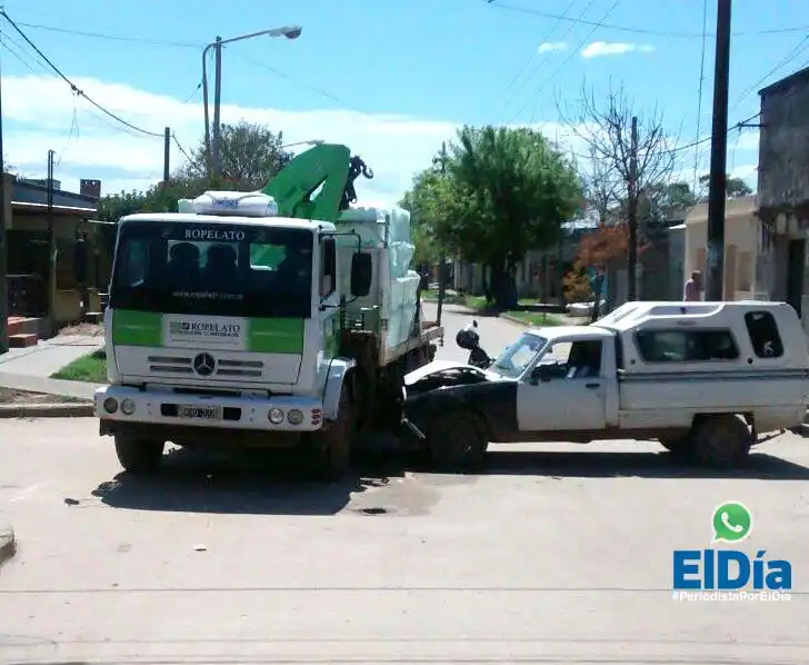Camión y camioneta chocaron en 1º de Mayo y Franco