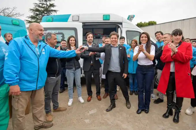 Kicillof y Kreplak entregaron dos ambulancias en Zárate.