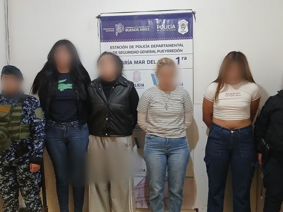 Detienen a cuatro mujeres por robar un celular y una billetera en el centro