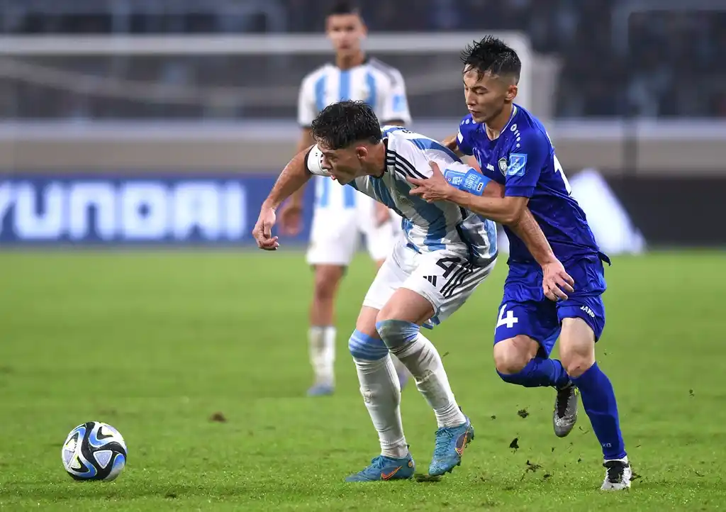 Giay protege la pelota ante el acoso de Fayzullaev.