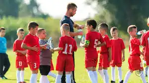 Un entrenador de fútbol o director técnico es la persona encargada de la dirección, instrucción y entrenamiento de jugadores de fútbol.